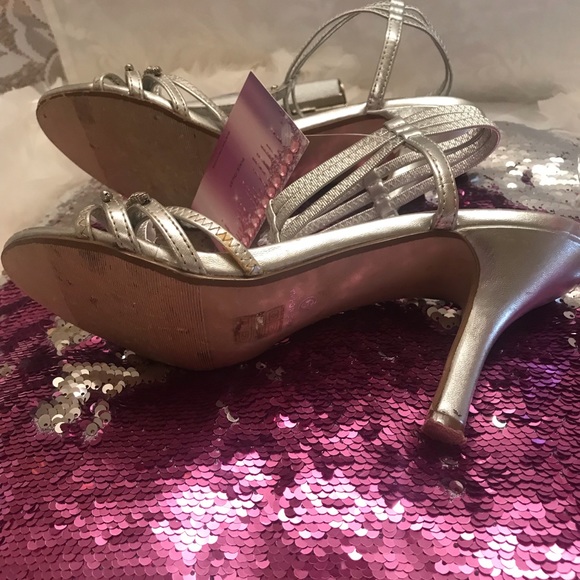 Adorable vintage y2k hello kitty crystal shoes 💖bracelet and earrings set✨🦄 - Picture 11 of 11